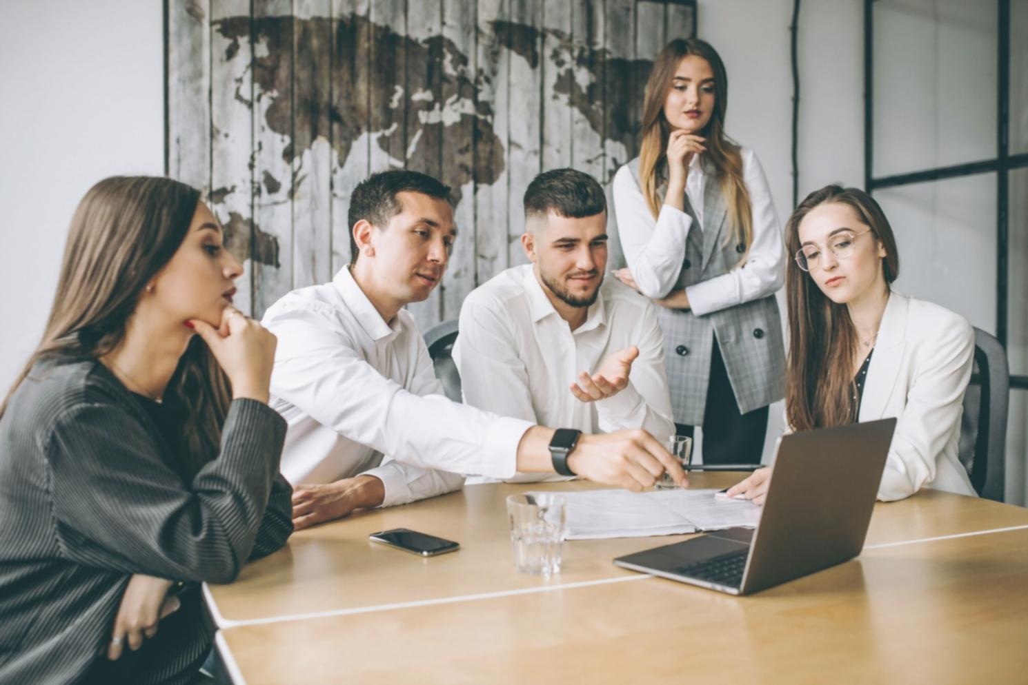 Equipo de consultores analizando estrategias de marketing empresarial