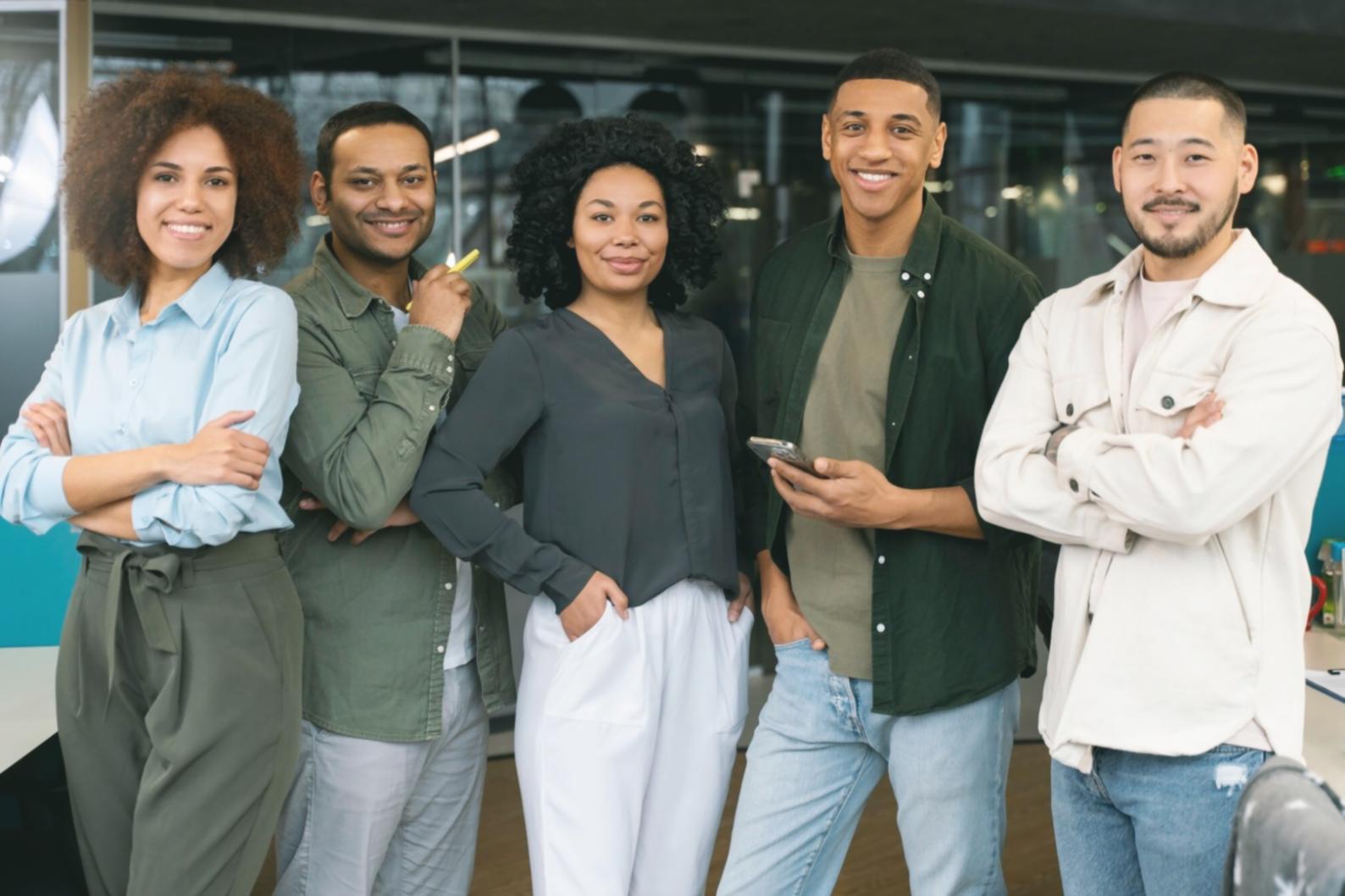 Sesión de trabajo colaborativo analizando estrategias de marketing financiero